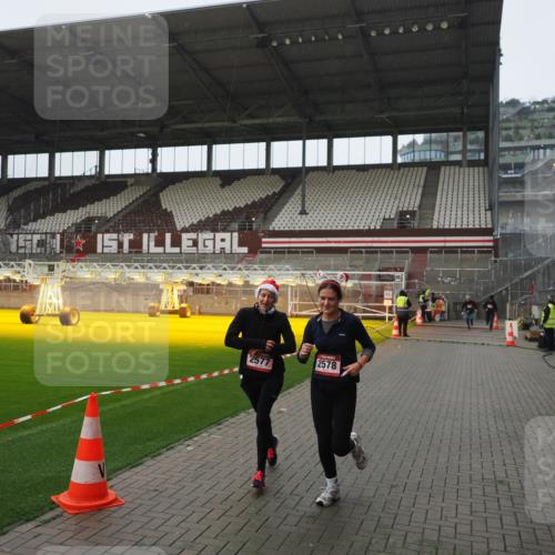 07.12.2025 - St. Pauli X-Mass-Run No. 15 Fabian Wolf http://msf.ph/oto/9413582 07.12.2025 11:20:12 Ziel 2577, 2578, 3170, 3324 meine-sportfotos.de