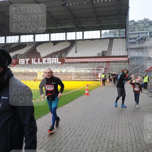 07.12.2025 - St. Pauli X-Mass-Run No. 15 Fabian Wolf http://msf.ph/oto/9413603 07.12.2025 11:20:26 Ziel 1135, 2132, 2134, 2305, 2577, 2578, 3129, 3157, 3309, 4637 meine-sportfotos.de