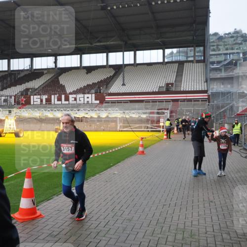 07.12.2025 - St. Pauli X-Mass-Run No. 15 Fabian Wolf http://msf.ph/oto/9413606 07.12.2025 11:20:26 Ziel 1135, 2132, 2134, 2305, 2577, 2578, 3129, 3157, 3309, 4637 meine-sportfotos.de