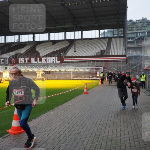 07.12.2025 - St. Pauli X-Mass-Run No. 15 Fabian Wolf http://msf.ph/oto/9413613 07.12.2025 11:20:26 Ziel 1135, 2132, 2134, 2305, 2577, 2578, 3129, 3157, 3309, 4637 meine-sportfotos.de