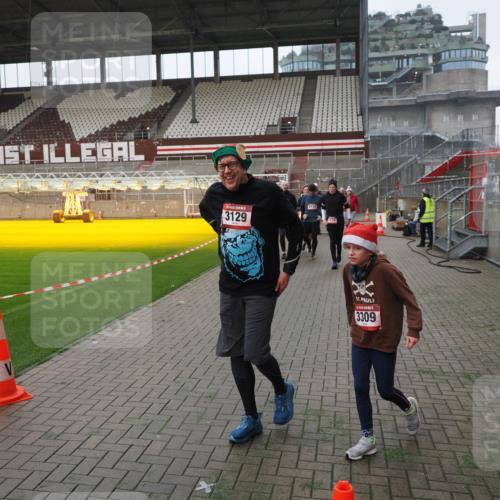 07.12.2025 - St. Pauli X-Mass-Run No. 15 Fabian Wolf http://msf.ph/oto/9413622 07.12.2025 11:20:30 Ziel 1020, 1135, 1614, 2132, 2134, 2242, 2305, 3129, 3157, 3309, 4637 meine-sportfotos.de