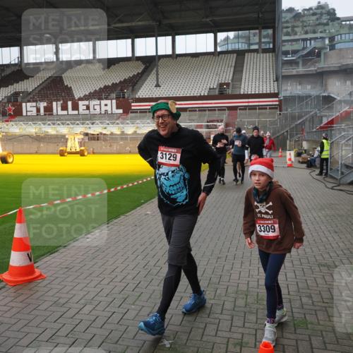 07.12.2025 - St. Pauli X-Mass-Run No. 15 Fabian Wolf http://msf.ph/oto/9413625 07.12.2025 11:20:30 Ziel 1020, 1135, 1614, 2132, 2134, 2242, 2305, 3129, 3157, 3309, 4637 meine-sportfotos.de