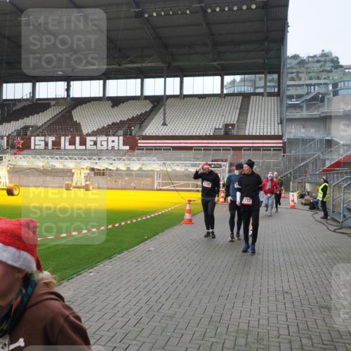07.12.2025 - St. Pauli X-Mass-Run No. 15 Fabian Wolf http://msf.ph/oto/9413635 07.12.2025 11:20:32 Ziel 1020, 1135, 1614, 2132, 2134, 2242, 2305, 3129, 3157, 3309, 4637 meine-sportfotos.de