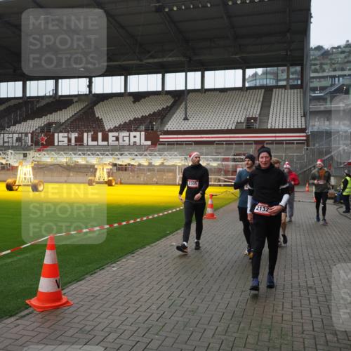 07.12.2025 - St. Pauli X-Mass-Run No. 15 Fabian Wolf http://msf.ph/oto/9413657 07.12.2025 11:20:33 Ziel 1020, 1135, 1614, 2132, 2134, 2242, 2305, 3129, 3157, 3309, 4637 meine-sportfotos.de