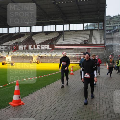 07.12.2025 - St. Pauli X-Mass-Run No. 15 Fabian Wolf http://msf.ph/oto/9413660 07.12.2025 11:20:33 Ziel 1020, 1135, 1614, 2132, 2134, 2242, 2305, 3129, 3157, 3309, 4637 meine-sportfotos.de