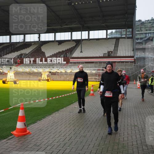 07.12.2025 - St. Pauli X-Mass-Run No. 15 Fabian Wolf http://msf.ph/oto/9413663 07.12.2025 11:20:34 Ziel 1020, 1135, 1614, 2132, 2134, 2242, 2305, 3129, 3157, 3309, 4637 meine-sportfotos.de