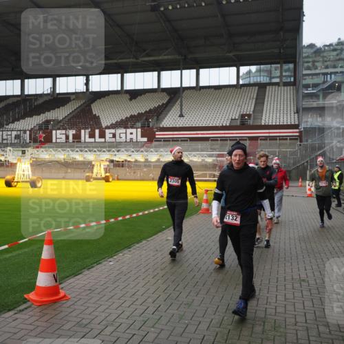 07.12.2025 - St. Pauli X-Mass-Run No. 15 Fabian Wolf http://msf.ph/oto/9413666 07.12.2025 11:20:34 Ziel 1020, 1135, 1614, 2132, 2134, 2242, 2305, 3129, 3157, 3309, 4637 meine-sportfotos.de