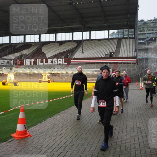 07.12.2025 - St. Pauli X-Mass-Run No. 15 Fabian Wolf http://msf.ph/oto/9413669 07.12.2025 11:20:34 Ziel 1020, 1135, 1614, 2132, 2134, 2242, 2305, 3129, 3157, 3309, 4637 meine-sportfotos.de