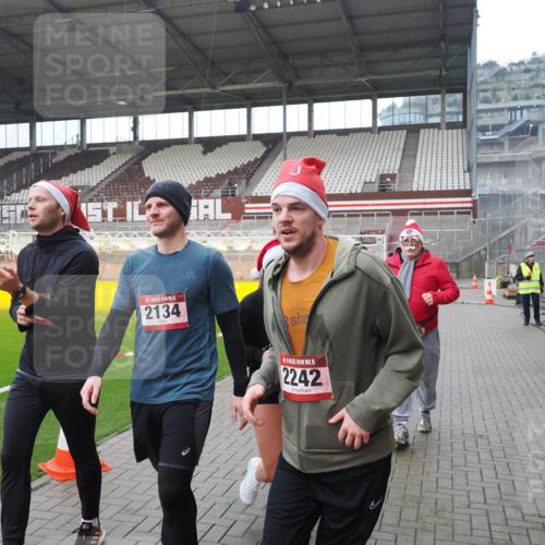 07.12.2025 - St. Pauli X-Mass-Run No. 15 Fabian Wolf http://msf.ph/oto/9413704 07.12.2025 11:20:37 Ziel 1020, 1135, 1614, 2132, 2134, 2242, 2305, 3129, 3309 meine-sportfotos.de
