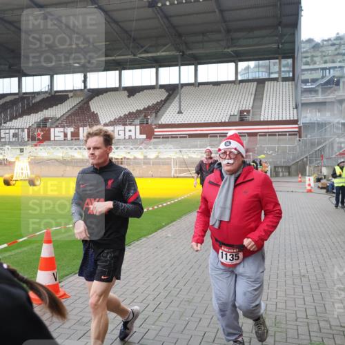 07.12.2025 - St. Pauli X-Mass-Run No. 15 Fabian Wolf http://msf.ph/oto/9413720 07.12.2025 11:20:38 Ziel 1020, 1135, 1614, 2132, 2134, 2242, 2305, 3129, 3309 meine-sportfotos.de