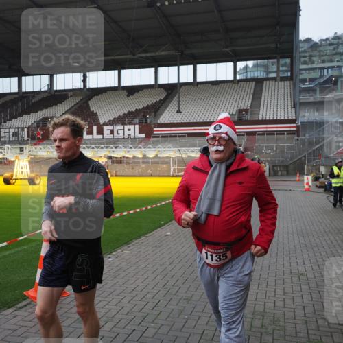 07.12.2025 - St. Pauli X-Mass-Run No. 15 Fabian Wolf http://msf.ph/oto/9413723 07.12.2025 11:20:38 Ziel 1020, 1135, 1614, 2132, 2134, 2242, 2305, 3129, 3309 meine-sportfotos.de