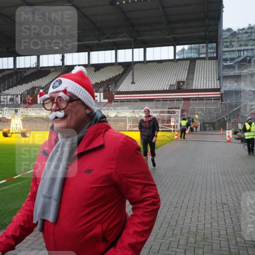 07.12.2025 - St. Pauli X-Mass-Run No. 15 Fabian Wolf http://msf.ph/oto/9413732 07.12.2025 11:20:38 Ziel 1020, 1135, 1614, 2132, 2134, 2242, 2305, 3129, 3309 meine-sportfotos.de