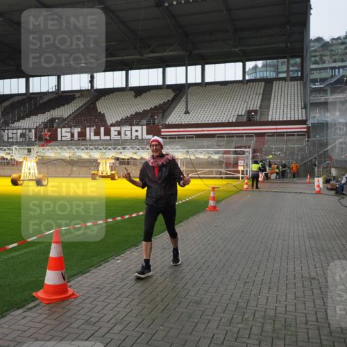 07.12.2025 - St. Pauli X-Mass-Run No. 15 Fabian Wolf http://msf.ph/oto/9413747 07.12.2025 11:20:40 Ziel 1020, 1135, 1614, 2132, 2134, 2242, 2305 meine-sportfotos.de