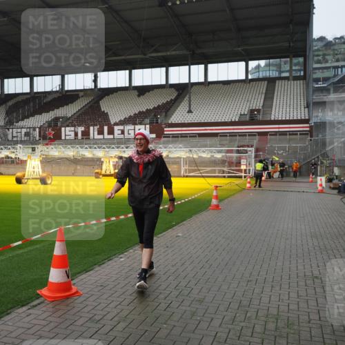 07.12.2025 - St. Pauli X-Mass-Run No. 15 Fabian Wolf http://msf.ph/oto/9413753 07.12.2025 11:20:41 Ziel 1020, 1135, 1614, 2132, 2134, 2242, 2305 meine-sportfotos.de