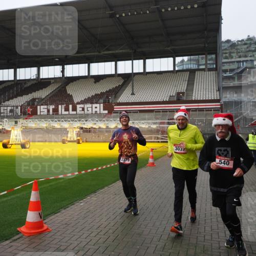 07.12.2025 - St. Pauli X-Mass-Run No. 15 Fabian Wolf http://msf.ph/oto/9413798 07.12.2025 11:20:54 Ziel 540, 765, 2379, 2462, 2601, 3037 meine-sportfotos.de