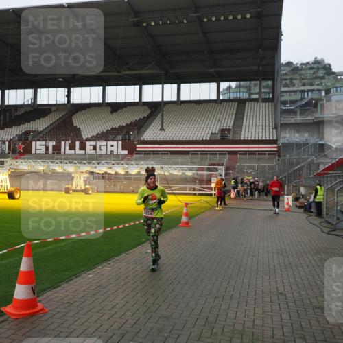 07.12.2025 - St. Pauli X-Mass-Run No. 15 Fabian Wolf http://msf.ph/oto/9413818 07.12.2025 11:21:06 Ziel 540, 2379, 2854, 3037, 3135 meine-sportfotos.de