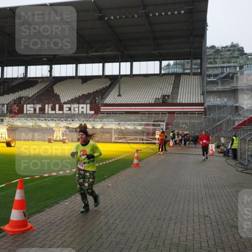 07.12.2025 - St. Pauli X-Mass-Run No. 15 Fabian Wolf http://msf.ph/oto/9413827 07.12.2025 11:21:06 Ziel 540, 2379, 2854, 3037, 3135 meine-sportfotos.de