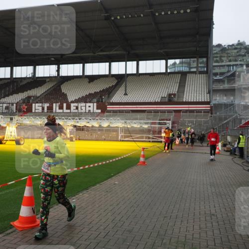 07.12.2025 - St. Pauli X-Mass-Run No. 15 Fabian Wolf http://msf.ph/oto/9413837 07.12.2025 11:21:07 Ziel 540, 2375, 2376, 2854, 3135 meine-sportfotos.de
