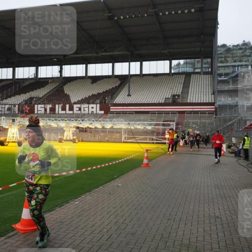 07.12.2025 - St. Pauli X-Mass-Run No. 15 Fabian Wolf http://msf.ph/oto/9413840 07.12.2025 11:21:07 Ziel 540, 2375, 2376, 2854, 3135 meine-sportfotos.de