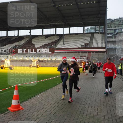 07.12.2025 - St. Pauli X-Mass-Run No. 15 Fabian Wolf http://msf.ph/oto/9413858 07.12.2025 11:21:13 Ziel 2375, 2376, 2854, 2867, 3135, 3220, 3283 meine-sportfotos.de