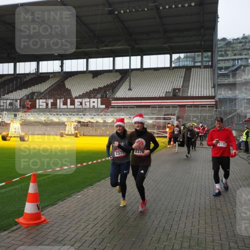 07.12.2025 - St. Pauli X-Mass-Run No. 15 Fabian Wolf http://msf.ph/oto/9413862 07.12.2025 11:21:13 Ziel 2375, 2376, 2854, 2867, 3135, 3220, 3283 meine-sportfotos.de