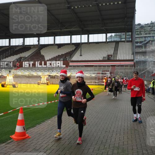 07.12.2025 - St. Pauli X-Mass-Run No. 15 Fabian Wolf http://msf.ph/oto/9413865 07.12.2025 11:21:13 Ziel 2375, 2376, 2854, 2867, 3135, 3220, 3283 meine-sportfotos.de