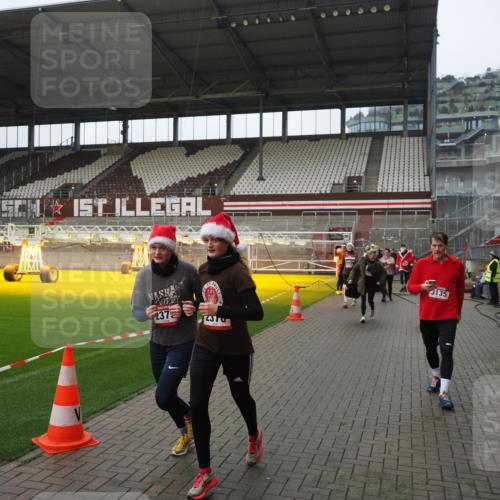 07.12.2025 - St. Pauli X-Mass-Run No. 15 Fabian Wolf http://msf.ph/oto/9413868 07.12.2025 11:21:13 Ziel 2375, 2376, 2854, 2867, 3135, 3220, 3283 meine-sportfotos.de
