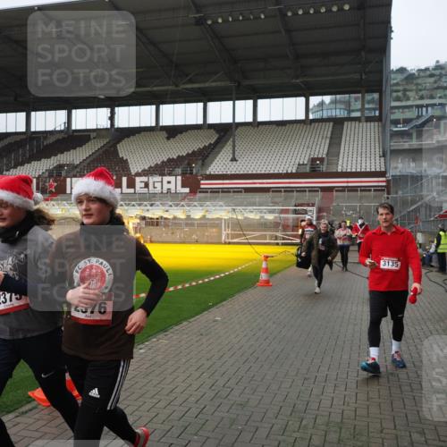 07.12.2025 - St. Pauli X-Mass-Run No. 15 Fabian Wolf http://msf.ph/oto/9413873 07.12.2025 11:21:14 Ziel 2375, 2376, 2854, 2867, 3135, 3220, 3283 meine-sportfotos.de
