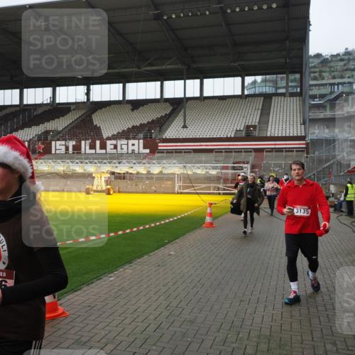 07.12.2025 - St. Pauli X-Mass-Run No. 15 Fabian Wolf http://msf.ph/oto/9413876 07.12.2025 11:21:14 Ziel 2375, 2376, 2854, 2867, 3135, 3220, 3283 meine-sportfotos.de