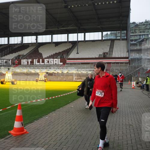 07.12.2025 - St. Pauli X-Mass-Run No. 15 Fabian Wolf http://msf.ph/oto/9413894 07.12.2025 11:21:15 Ziel 2375, 2376, 2579, 2854, 2867, 3135, 3159, 3220, 3283 meine-sportfotos.de