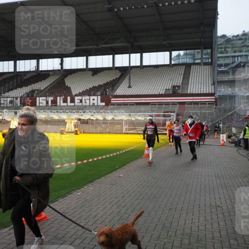 07.12.2025 - St. Pauli X-Mass-Run No. 15 Fabian Wolf http://msf.ph/oto/9413909 07.12.2025 11:21:17 Ziel 2375, 2376, 2579, 2854, 2867, 3135, 3159, 3220, 3283 meine-sportfotos.de