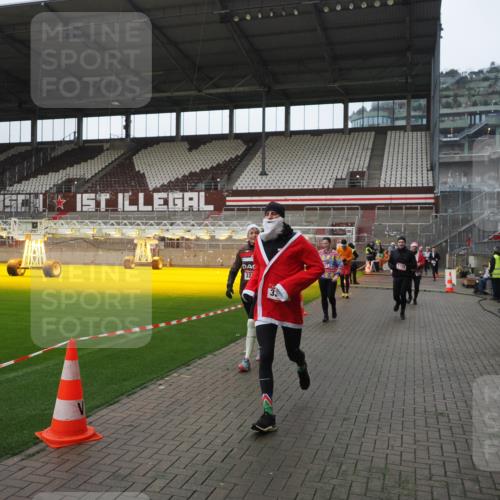 07.12.2025 - St. Pauli X-Mass-Run No. 15 Fabian Wolf http://msf.ph/oto/9413937 07.12.2025 11:21:19 Ziel 2375, 2376, 2579, 2867, 3135, 3159, 3220, 3283 meine-sportfotos.de