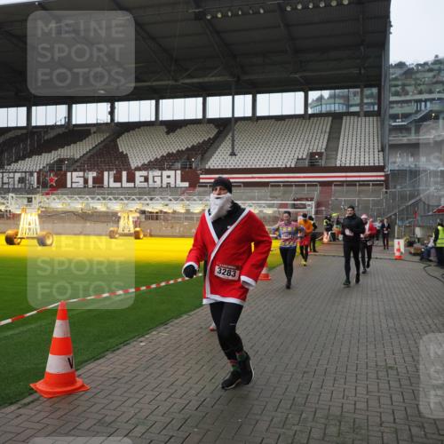 07.12.2025 - St. Pauli X-Mass-Run No. 15 Fabian Wolf http://msf.ph/oto/9413940 07.12.2025 11:21:19 Ziel 2375, 2376, 2579, 2867, 3135, 3159, 3220, 3283 meine-sportfotos.de