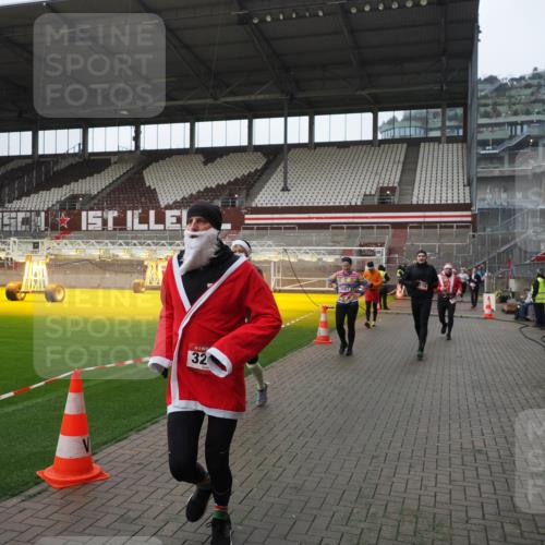 07.12.2025 - St. Pauli X-Mass-Run No. 15 Fabian Wolf http://msf.ph/oto/9413946 07.12.2025 11:21:20 Ziel 232, 2375, 2376, 2579, 2867, 3073, 3135, 3159, 3220, 3283 meine-sportfotos.de