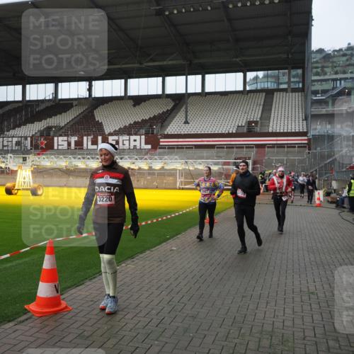07.12.2025 - St. Pauli X-Mass-Run No. 15 Fabian Wolf http://msf.ph/oto/9413960 07.12.2025 11:21:21 Ziel 232, 241, 2375, 2376, 2579, 2867, 3073, 3135, 3159, 3220, 3283 meine-sportfotos.de