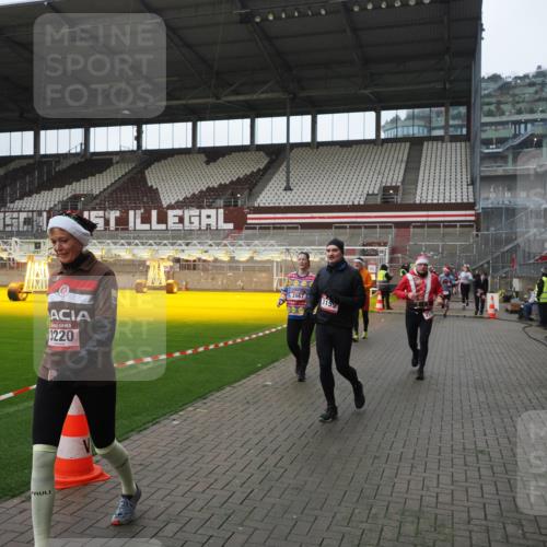 07.12.2025 - St. Pauli X-Mass-Run No. 15 Fabian Wolf http://msf.ph/oto/9413971 07.12.2025 11:21:22 Ziel 98, 105, 111, 232, 241, 2375, 2376, 2579, 2867, 3073, 3135, 3159, 3220, 3283 meine-sportfotos.de