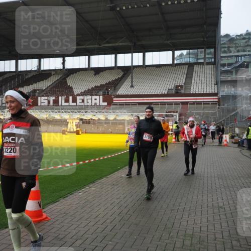 07.12.2025 - St. Pauli X-Mass-Run No. 15 Fabian Wolf http://msf.ph/oto/9413974 07.12.2025 11:21:22 Ziel 98, 105, 111, 232, 241, 2375, 2376, 2579, 2867, 3073, 3135, 3159, 3220, 3283 meine-sportfotos.de