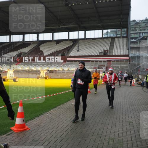 07.12.2025 - St. Pauli X-Mass-Run No. 15 Fabian Wolf http://msf.ph/oto/9413979 07.12.2025 11:21:23 Ziel 98, 105, 111, 232, 241, 2375, 2376, 2579, 2867, 3073, 3135, 3159, 3220, 3283 meine-sportfotos.de