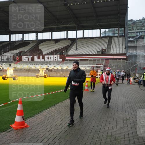 07.12.2025 - St. Pauli X-Mass-Run No. 15 Fabian Wolf http://msf.ph/oto/9413982 07.12.2025 11:21:23 Ziel 98, 105, 111, 232, 241, 2375, 2376, 2579, 2867, 3073, 3135, 3159, 3220, 3283 meine-sportfotos.de