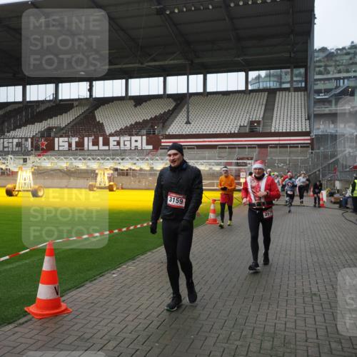 07.12.2025 - St. Pauli X-Mass-Run No. 15 Fabian Wolf http://msf.ph/oto/9413985 07.12.2025 11:21:23 Ziel 98, 105, 111, 232, 241, 2375, 2376, 2579, 2867, 3073, 3135, 3159, 3220, 3283 meine-sportfotos.de