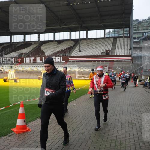 07.12.2025 - St. Pauli X-Mass-Run No. 15 Fabian Wolf http://msf.ph/oto/9413994 07.12.2025 11:21:24 Ziel 98, 105, 111, 232, 241, 2375, 2376, 2579, 2867, 3073, 3135, 3159, 3220, 3283 meine-sportfotos.de