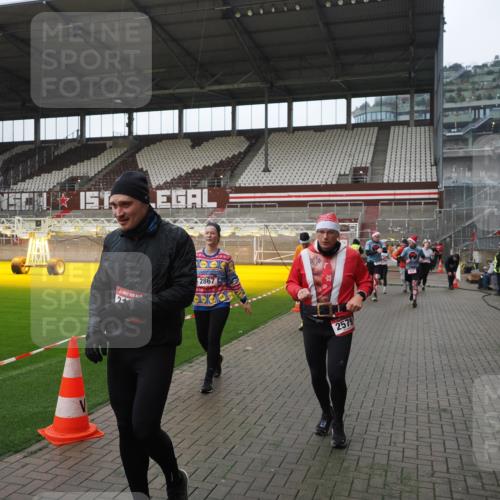 07.12.2025 - St. Pauli X-Mass-Run No. 15 Fabian Wolf http://msf.ph/oto/9413997 07.12.2025 11:21:24 Ziel 98, 105, 111, 232, 241, 2375, 2376, 2579, 2867, 3073, 3135, 3159, 3220, 3283 meine-sportfotos.de