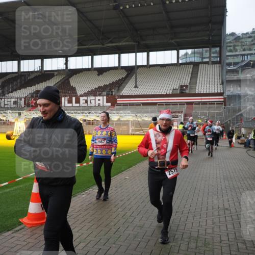 07.12.2025 - St. Pauli X-Mass-Run No. 15 Fabian Wolf http://msf.ph/oto/9414000 07.12.2025 11:21:24 Ziel 98, 105, 111, 232, 241, 2375, 2376, 2579, 2867, 3073, 3135, 3159, 3220, 3283 meine-sportfotos.de
