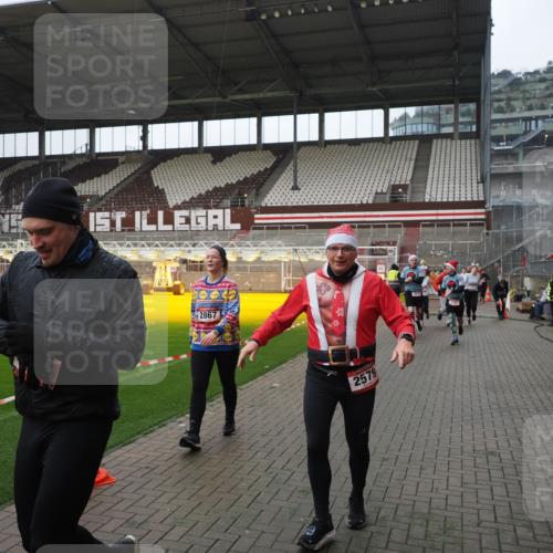 07.12.2025 - St. Pauli X-Mass-Run No. 15 Fabian Wolf http://msf.ph/oto/9414003 07.12.2025 11:21:24 Ziel 98, 105, 111, 232, 241, 2375, 2376, 2579, 2867, 3073, 3135, 3159, 3220, 3283 meine-sportfotos.de