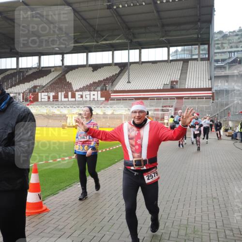07.12.2025 - St. Pauli X-Mass-Run No. 15 Fabian Wolf http://msf.ph/oto/9414006 07.12.2025 11:21:25 Ziel 98, 105, 111, 232, 241, 1907, 2375, 2376, 2473, 2474, 2579, 2867, 3073, 3159, 3220, 3283 meine-sportfotos.de