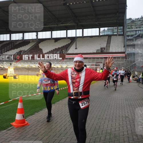 07.12.2025 - St. Pauli X-Mass-Run No. 15 Fabian Wolf http://msf.ph/oto/9414009 07.12.2025 11:21:25 Ziel 98, 105, 111, 232, 241, 1907, 2375, 2376, 2473, 2474, 2579, 2867, 3073, 3159, 3220, 3283 meine-sportfotos.de