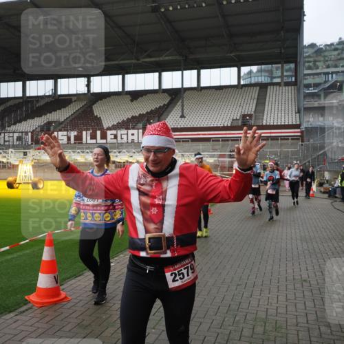 07.12.2025 - St. Pauli X-Mass-Run No. 15 Fabian Wolf http://msf.ph/oto/9414014 07.12.2025 11:21:25 Ziel 98, 105, 111, 232, 241, 1907, 2375, 2376, 2473, 2474, 2579, 2867, 3073, 3159, 3220, 3283 meine-sportfotos.de