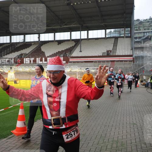 07.12.2025 - St. Pauli X-Mass-Run No. 15 Fabian Wolf http://msf.ph/oto/9414017 07.12.2025 11:21:25 Ziel 98, 105, 111, 232, 241, 1907, 2375, 2376, 2473, 2474, 2579, 2867, 3073, 3159, 3220, 3283 meine-sportfotos.de