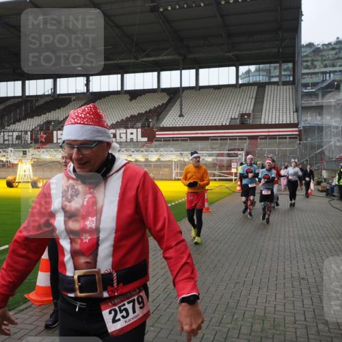 07.12.2025 - St. Pauli X-Mass-Run No. 15 Fabian Wolf http://msf.ph/oto/9414020 07.12.2025 11:21:26 Ziel 98, 105, 111, 232, 241, 1549, 1902, 1907, 2375, 2376, 2473, 2474, 2579, 2867, 3073, 3159, 3220, 3283 meine-sportfotos.de