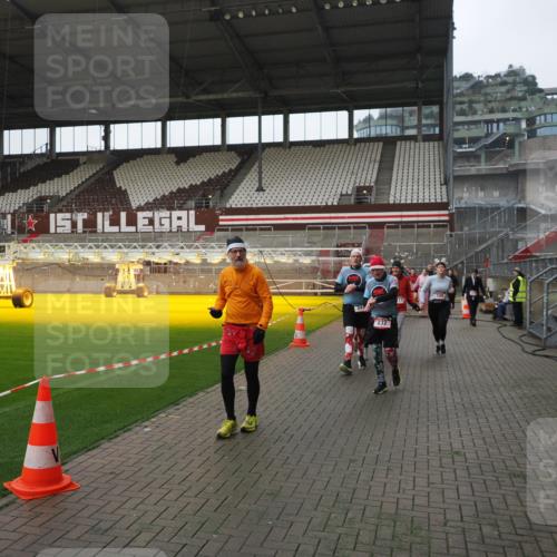 07.12.2025 - St. Pauli X-Mass-Run No. 15 Fabian Wolf http://msf.ph/oto/9414023 07.12.2025 11:21:27 Ziel 98, 105, 111, 232, 241, 1549, 1902, 1907, 2375, 2376, 2473, 2474, 2579, 2867, 3073, 3159, 3220, 3283 meine-sportfotos.de